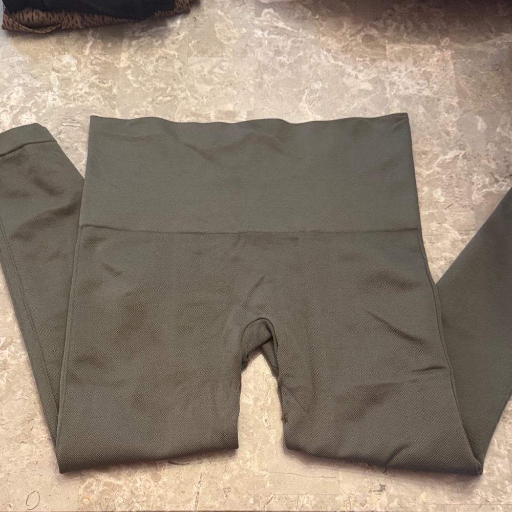 SPANX Women's Leggings in Olive Green